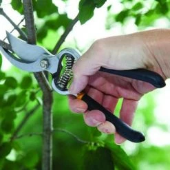 Yardworks® Bypass Pruner -Yardworks shop 2650119 scene1