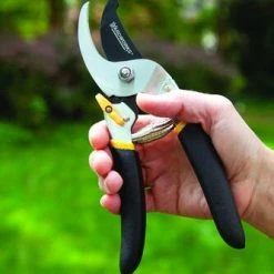 Yardworks® 5/8" Bypass Pruner 9 Yardworks® 5/8" Bypass Pruner -Yardworks shop 2650130 scene2