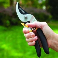 Yardworks® 5/8" Bypass Pruner 10 Yardworks® 5/8" Bypass Pruner -Yardworks shop 2650130 scene3